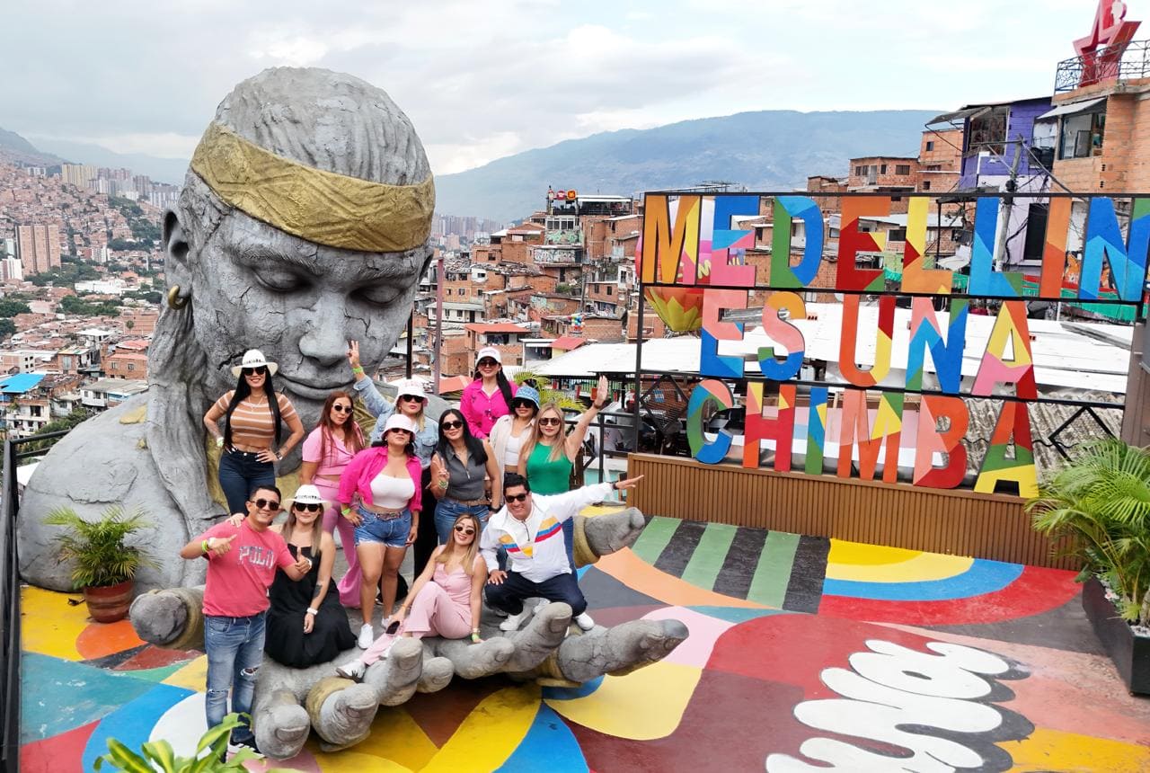 Grupo de viajeros en Medellín